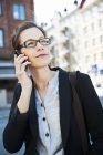 Geschäftsfrau telefoniert und schaut weg — Stockfoto