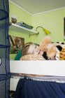 Хлопчик в ліжку з плюшевим ведмедем, вибірковий фокус — стокове фото