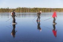 Maturo persone pattinaggio su ghiaccio sul lago ghiacciato — Foto stock