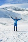 Tourist in winter landscape in Harjedalen, Sweden — Stock Photo