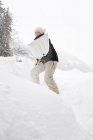 Frau mit Schneeschaufel in Vorarlberg, Österreich — Stockfoto