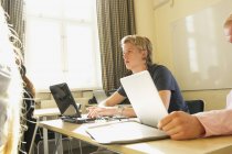 Junger Mann benutzt Laptop im Klassenzimmer — Stockfoto