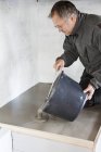 Вид сбоку на человека, заливающего бетон — стоковое фото