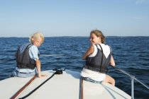 Дети, сидящие на лодке, избирательный фокус — стоковое фото