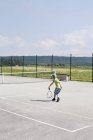 Niño jugando tenis, enfoque selectivo - foto de stock