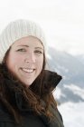 Portrait de femme souriante dans les montagnes du Vorarlberg, Autriche — Photo de stock