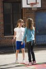 Zwei Mädchen spielen auf dem Schulhof, selektiver Fokus — Stockfoto