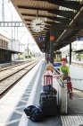 Дети ждут на железнодорожной платформе в Швейцарии — стоковое фото