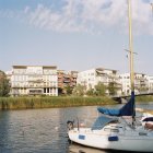 Case sul canale e barca a vela, Europa settentrionale — Foto stock