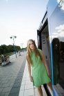 Портрет девочки-подростка на платформе вокзала — стоковое фото