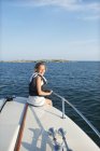 Menina sentada no barco, foco seletivo — Fotografia de Stock