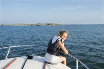 Девушка сидит на лодке, избирательный фокус — стоковое фото