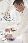 Scientist in laboratory coat working in lab — Stock Photo
