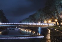 Beleuchtete Brücke über den Fluss bei Nacht, Nordeuropa — Stockfoto