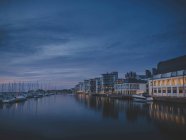 Beleuchtete Häuser am Kanal in der Abenddämmerung, Nordeuropa — Stockfoto