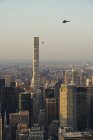 Paisaje urbano de Nueva York con helicóptero, Norteamérica - foto de stock