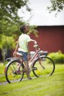 Vista lateral del niño en bicicleta, enfoque selectivo - foto de stock
