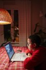 Хлопчик використовує ноутбук, вибірковий фокус — стокове фото