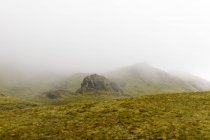 Niebla sobre el Viejo de Storr en la Isla de Skye, Escocia - foto de stock