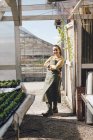 Porträt eines Gartenzentrumsmitarbeiters im Gewächshaus, selektiver Fokus — Stockfoto