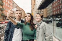 Teenagers making selfie at street, focus on foreground — Stock Photo
