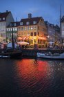 Vista panorámica del distrito portuario de Nyhavn por la noche en Copenhague, Dinamarca - foto de stock