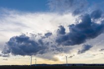 Mulini a vento al tramonto a Vaderstad, Svezia — Foto stock