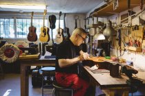 Майстер працює в майстерні гітарного виробництва — стокове фото