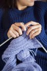 Vue recadrée du tricot femme, mise au point sélective — Photo de stock
