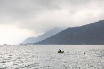 Boot auf dem atitilan-see in guatemala — Stockfoto