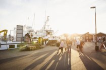 Pessoas caminhando ao pôr do sol no porto de Hano, na Suécia — Fotografia de Stock