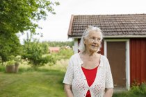 Porträt einer Seniorin im Freien, Fokus auf den Vordergrund — Stockfoto