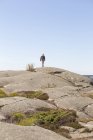 Chica caminando sobre la formación de rocas en Bohuslan, Suecia - foto de stock