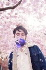 Junger Mann wirft Blütenblätter, selektiver Fokus — Stockfoto