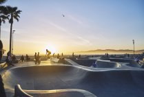 Skatepark durante o pôr do sol em Venice Beach, EUA — Fotografia de Stock