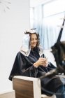 Cliente de cabeleireiro com papel alumínio no cabelo, foco em primeiro plano — Fotografia de Stock