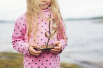 Mädchen mit Baumrinde Boot, selektiver Fokus — Stockfoto