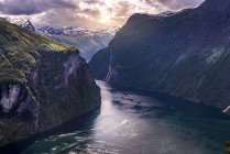 Vista panorámica del fiordo en Geiranger, Noruega - foto de stock