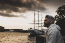 Людина в гавані в Стокгольмі, Швеція, зосередитися на передньому плані — стокове фото