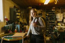 Ragazza adolescente che tiene la bobina di corda nel negozio di creatori di corda — Foto stock