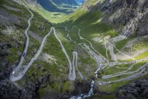 Route de Trollstigen à travers les montagnes en Norvège — Photo de stock