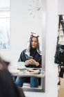 Cliente parrucchiere con lamina di metallo nei capelli, messa a fuoco selettiva — Foto stock