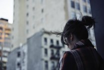 Junge Frau steht auf der Straße, selektiver Fokus — Stockfoto