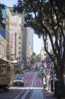 Tranvías en la calle en San Francisco, California, enfoque selectivo - foto de stock
