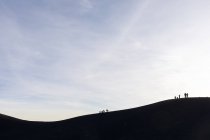 Люди, стоящие на горе в Акатенанго — стоковое фото