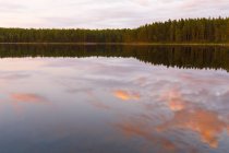 Vista panorámica de la puesta de sol sobre el lago Skiren, Suecia - foto de stock