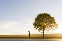 Adolescente em pé à beira da árvore em Vaderstad, Suécia — Fotografia de Stock