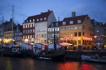 Мальовничий вид на гавань район Нюхавн та забезпечує вночі в Копенгагені, Данія — стокове фото