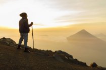 Homem caminhando montanha na Guatemala, foco em primeiro plano — Fotografia de Stock