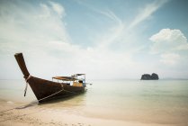 Мальовничий вид на човні пришвартований на пляжі в Таїланді — стокове фото